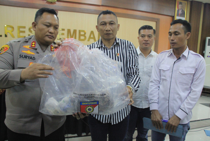 BARANG BUKTI: Petugas kepolisian menunjukkan barang bukti kain perban yang digunakan korban gantung diri di kamar mandi ruang jiwa di RSUD dr R Soetrasno Rembang. (WISNU AJI/RADAR KUDUS)