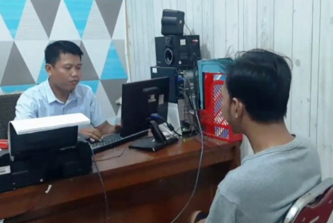 PERDALAM: Anggota kepolisian saat mengintrogasi warga asal Demak bernama Edi Arwani, 31 beberapa waktu lalu. (HUMAS POLRES GROBOGAN FOR RADAR KUDUS)