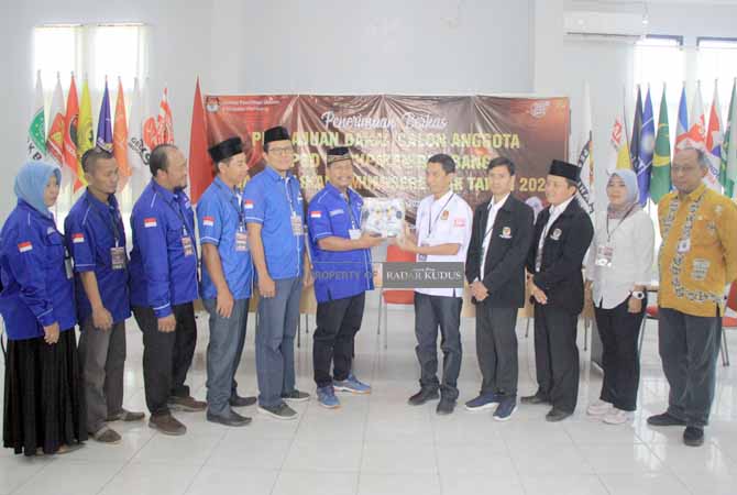DAFTARKAN DIRI: Ketua DPC Demoktrat Harno didampingi Sekretaris DPC Demokrat Rembang, Gunasih, Bacaleg dan naradamping saat daftarkan bacaleg di KPUD Rembang kemarin. (WISNU AJI/RADAR KUDUS)