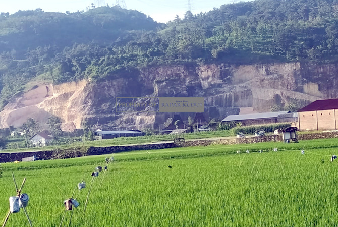 DIKERUK: Aktivitas penambangan di salah satu galian c wilayah Kecamatan Sukolilo belum lama ini. (ANDRE FAIDHIL FALAH/RADAR KUDUS) 