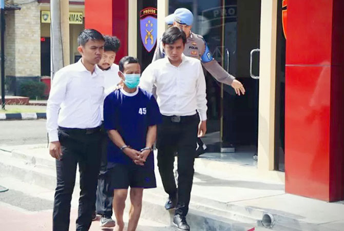Tersangka ADR (Adji Rustandi), oknum guru ngaji yang melakukan pelecehan pada belasan anak didiknya di Cilengkrang, Kabupaten Bandung, dibawa petugas kepolisian (ANTARA/Ricky Prayoga)