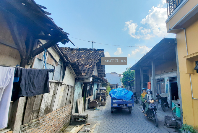 KUMUH: Jalan Ki Ageng Getas Pendowo, Kelurahan Kuripan, Kecamatan Purwodadi tampak kumuh dan berdempatan. (INTAN MAYLANI SABRINA/RADAR KUDUS)