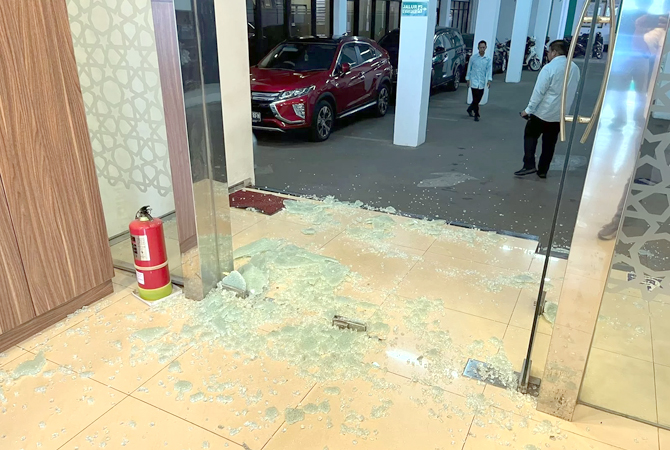 Tersebar informasi telah terjadi penembakan di Kantor Pusat Majelis Ulama Indonesia (MUI) Menteng, Jakarta Pusat. Terlihat kaca pecah yang diduga akibat penembakan. (Twitter @facialwashh)
