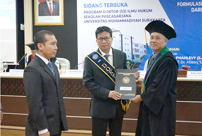 PENUH PERJUANGAN: Sekda Rembang, Fahrudin dikukuhkan gelar doktor bidang ilmu hukum dari UMS. (PROKOMPIMDA FOR RADAR KUDUS)