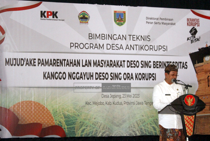 SAMBUTAN: Asisten I Bidang Pemerintahan dan Kesejahteraan Rakyat (Kesra) Sekda Kudus Agus Budi Satriyo saat memberikan sambutan pada kegiatan Bimtek Desa Anti Korupsi di Desa Jepang pada Selasa (23/5). (ARIKA KHOIRIYA/RADAR KUDUS)