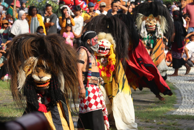 MERIAH: Penampilan barongan oleh Paguyuban Sedulur Barong Cepu di Taman Tuk Buntung berlangsung meriah. (PEMKAB BLORA FOR RADAR KUDUS) 