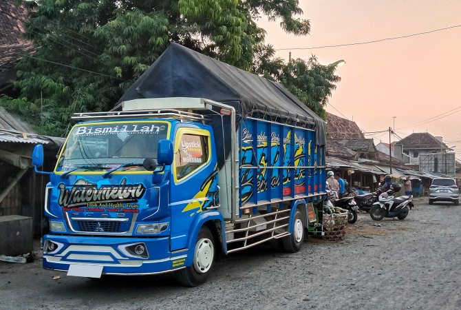 TERPARKIR: Sebuah truk terparkir di sebelah utara Pasar Rembang saat melakukan aktivitas bongkar muat baru-baru ini. (VACHRI RINALDY L/RADAR KUDUS)