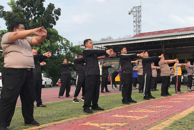 SENAM: Anggota Polres Grobogan yang  memilik berat badan berlebih mengikuti senam pagi di Mapolres Grobogan. (POLRES GROBOGAN FOR RADAR KUDUS)