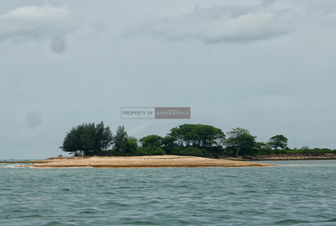 DI TENGAH LAUTAN: Penampakan Pulau Gede yang berada di utara Pantai Wates, Kaliori, Rembang. (VACHRY RINALDI L/RADAR KUDUS)