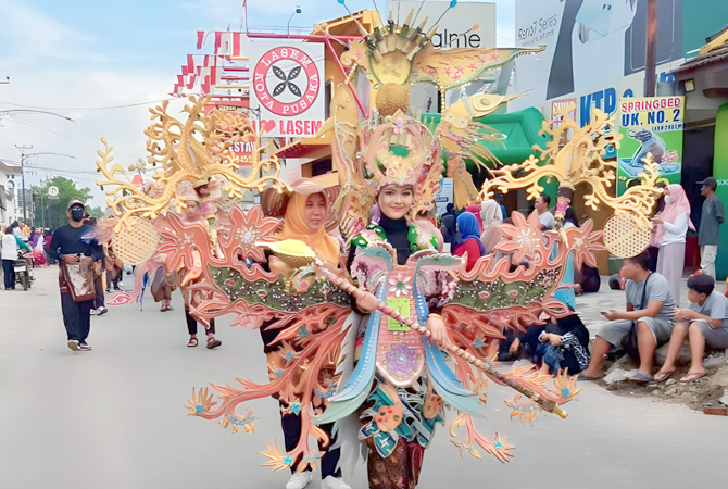 MERIAH: Peserta karnaval mengenakan kostum yang atraktif turut meramaikan peringatan Hari Jadi Lasem tahun lalu. (PEMKAB REMBANG FOR RADAR KUDUS)