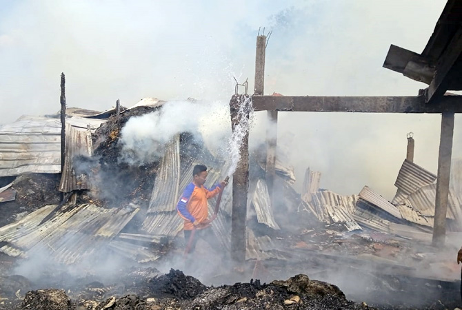 MENJINAKKAN: Kebakaran melanda gudang tebu di Desa Kuwukan, Dawe, Selasa (23/5) siang. (BPBD KUDUS FOR RADAR KUDUS)