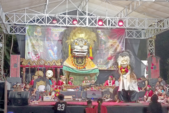 SPEKTAKULER: Barongan raksasa dipajang saat penampilan barongan dalam rangka hari ulang tahun ke-24 kelompok barongan RGS kemarin malam. (AHMAD ZA’IIMUL CHANIEF/RADAR KUDUS)
