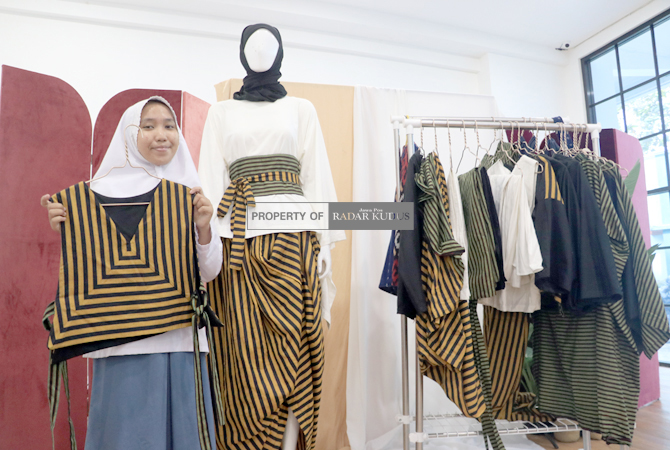 CANTIK: Siswi SMK NU Banat Efina Afifah memperlihatkan pakaian yang dipamerkan di ajang Hongkong Fashion Week. (DONNY SETYAWAN/RADAR KUDUS)