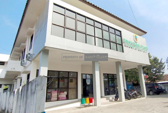 DIBANGUN: Penampakan gedung baru Dinsos P2AKB Pati kemarin. (ANDRE FAIDHIL FALAH/RADAR KUDUS)