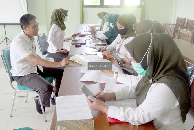 MONITORING: DKK Kudus melaksanakan monitoring capaian IDL di Puskemas Bae belum lama ini. (ARIKA KHOIRIYA/RADAR KUDUS)