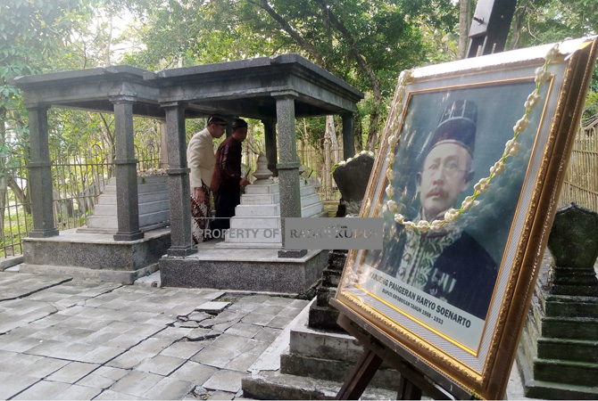 ZIARAH: Perwakilan Keraton Surakarta saat menyekar bunga di makam Bupati Grobogan periode (1908-1933) Kanjeng Pangeran Haryo Soenarto. (EKO SANTOSO/RADAR KUDUS)