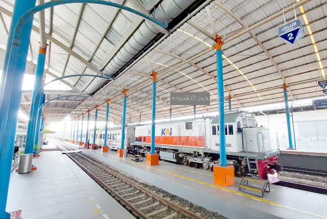 TRANSPORTASI: KA Darmawangsa sedang berhenti di Stasiun Ngrombo, Grobogan. (INTAN MAYLANI SABRINA/RADAR KUDUS)