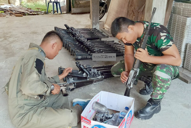 DETAIL: Tim Denpal Semarang melakukan pengecekan senjata beserta material peralatan yang ada di Makodim 0717/Grobogan kemarin. (INTAN MAYLANI SABRINA/RADAR KUDUS)