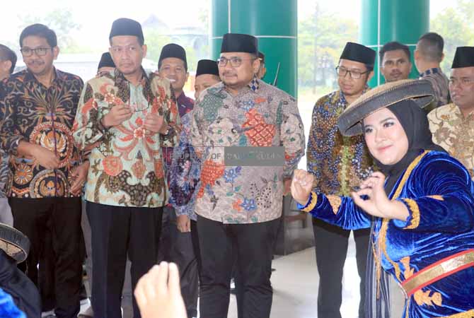DUKUNG TRANSFORMASI: Menag Yaqut Cholil Qoumas (tengah) datang di IAIN Kudus dengan disambut Tari Kretek kemarin. (DONNY SETYAWAN/RADAR KUDUS)