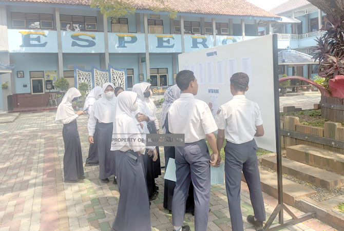 LOLOS NGGAK YA…: Sejumlah calon siswa melihat pengumuman PPBD di salah satu SMP negeri Kecamatan Rembang Kota. (WISNU AJI/RADAR KUDUS)