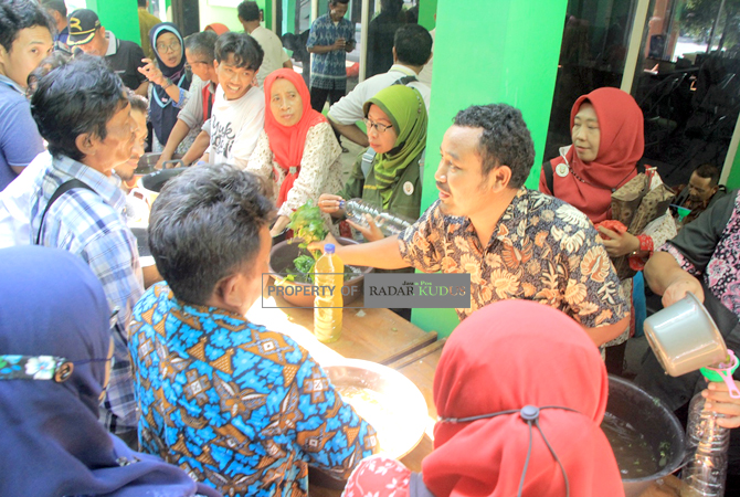TEKNOLOGI: Penyuluh dan petani diajari pembuatan teknologi biosaka di kantor Dintanpan Rembang kemarin. (WISNU AJI/RADAR KUDUS)