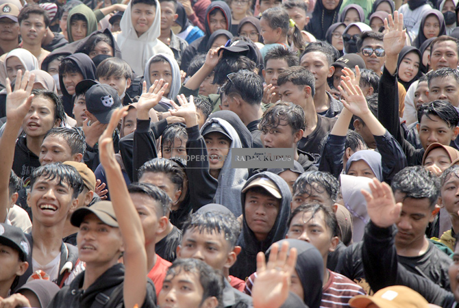 GEMBIRA: Puluhan pemuda meluapkan kegembiraan saat acara pesta buruh dalam semarak May Day 2023 di alun-alun Rembang Rabu lalu (24/5). (WISNU AJI/RADAR KUDUS)