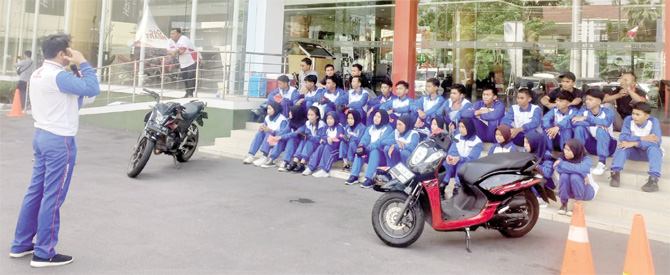 MATERI PELATIHAN: Instruktur Safety Riding Astra Motor Jateng menjelaskan teknis dan parameter penilaian kepada peserta Safety Riding Competition Nasional. (ASTRA MOTOR JATENG FOR RADAR KUDUS)