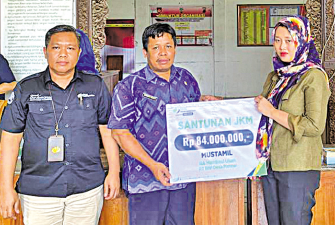 MANFAAT: Kepala BPJS Ketenagakerjaan KCP Jepara Muliyadi menyerahkan santunan Jaminan Kematian di Kantor Pemerintah Desa Pancur, Mayong, Rabu (24/5). (BPJAMSOSTEK KANTOR CABANG JEPARA FOR RADAR KUDUS)
