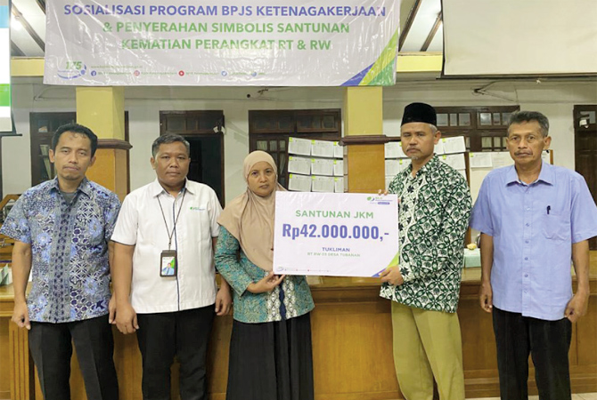 PENYERAHAN: Kepala Kantor BPJS Ketenagakerjaan Cabang Jepara Muliyadi menyerahkan klaim di Aula Desa Tubanan (22/5). (BPJS KETENAGAKERJAAN KANTOR CABANG JEPARA FOR JAWA POS RADAR KUDUS)