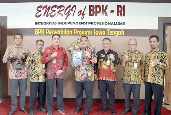 PRESTASI: Bupati Blora Arief Rohman bersama Ketua DPRD Blora HM Dasun setelah menerima predikat wajar tanpa pengecualian (WTP) dari BPK RI perwakilan Jawa Tengah. (PEMKAB BLORA FOR RADAR KUDUS)