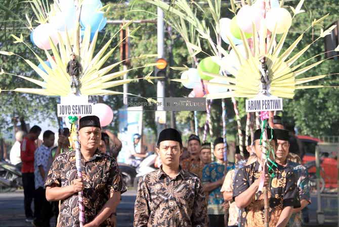 TRADISI KHAS: Manten tebu diarak dari pangkalan troli menuju PG Rendeng saat prosesi awal giling tebu untuk produksi gula, Jumat (12/5). (DONNY SETYAWAN/RADAR KUDUS)