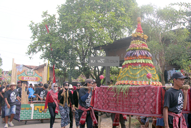 SEMARAK: Para warga antusias merayakan sedekah bumi di Sowan Lor, Kecamatan Kedung (25/5). (NIBROS HASSANI/JAWA POS RADAR KUDUS)