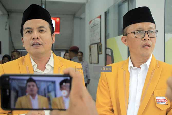 RAMPUNG: Ketua DPC Hanura Rembang, Nur Hasan didampingi Sekretaris DPC Hanura Rembang, Dumadiyono usai daftarkan bacaleg di kantor KPUD Rembang, Kamis (11/5). (WISNU AJI/RADAR KUDUS)