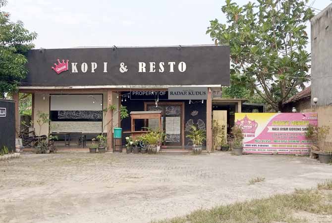 SEPI: Kondisi depan bangunan cafe karaoke Queen di Jalan Gajahmada, Kelurahan Kuripan, Purwodadi. (EKO SANTOSO/RADAR KUDUS)