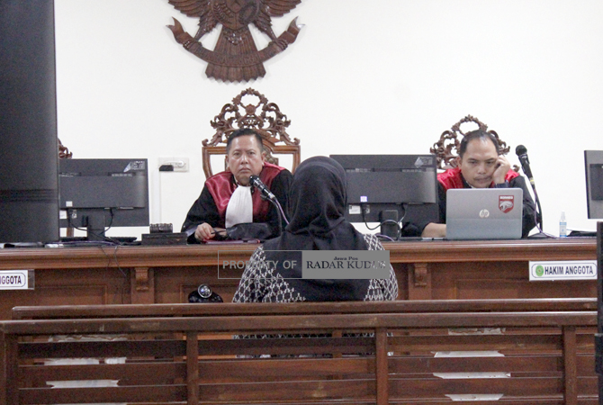 BERLANJUT: Sidang pemeriksaan saksi dari pihak kurator di Pengadilan Negeri Kudus, Kamis (13/4). (ARIKA KHOIRIYA/RADAR KUDUS)