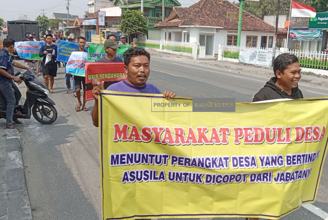 AKSI: Sekelompok Warga Pandangan Kulon, Kragan melaksanakan aksi menuntut pencopotan oknum perangkat desa. (VACHRI RINALDY L/RADAR KUDUS)