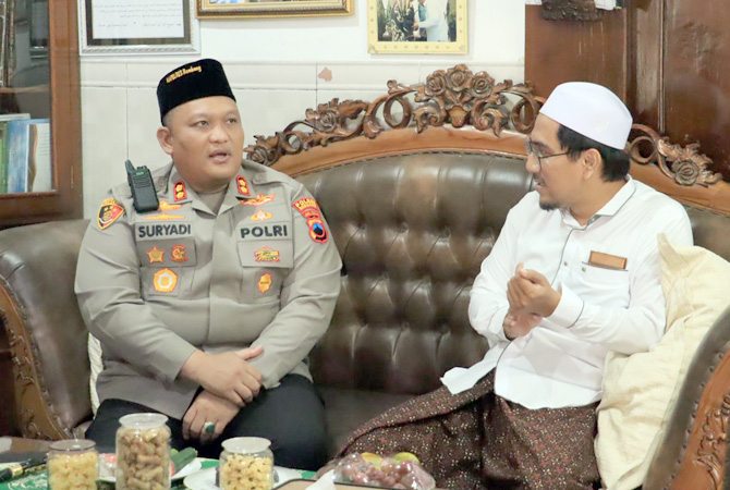 DEKAT DENGAN ULAMA: Kapolres Rembang AKBP Suryadi saat sowan ke ndalem KH Maimun Zubair dan diterima Gus Idror. (POLRES REMBANG FOR RADAR KUDUS)