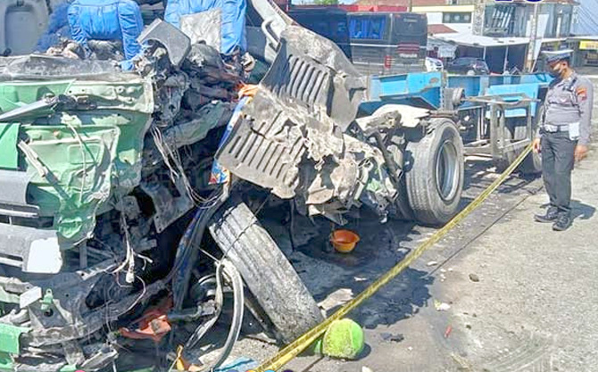 Truk tangki penyebab kecelakaan di jalur tengkorak Dusun Gondang, Desa Kalikuto, Kecamatan Kertek yang sudah tidak terbe ntuk lagi. (Istimewa)