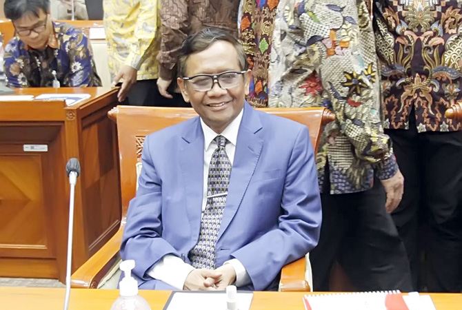 Menko Polhukam Mahfud MD saat raker dengan komisi III DPR RI. (DERY RIDWANSAH/JAWAPOS)