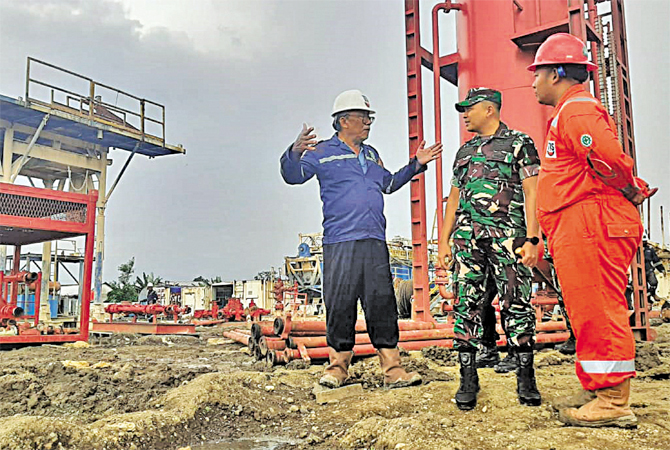 BESAR: Pihak kepolisian dan TNI mengecek proses pengeboran minyak beberapa waktu lalu. (NOER FOR RADAR KUDUS)
