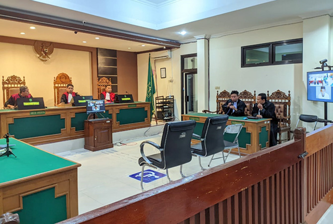 SIDANG LANJUTAN: Suwarno terdakwa kasus pemerasan mengikuti sidang secara daring, Rabu (23/5). (KEJAKSAAN NEGERI GROBOGAN FOR RADAR KUDUS)