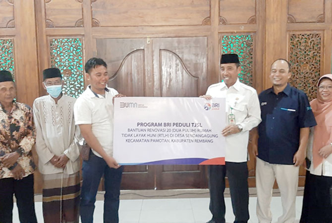Bupati Rembang H.Abdul Hafidz menyerahkan bantuan bedah RTLH dari Bank Rakyat Indonesia (BRI) Cabang Rembang di rumah dinas Bupati, Rabu (31/5). (Istimewa for Radar Kudus)