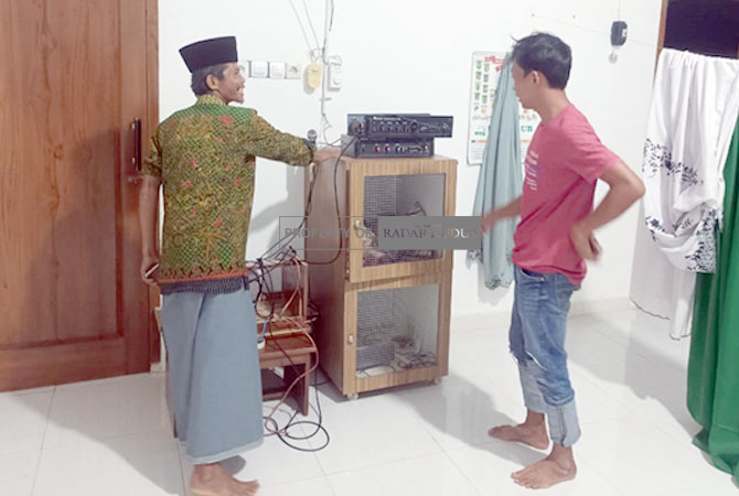 LIHATKAN TKP: Salah satu warga Desa Tarub memperlihatkan lokasi pencurian ampli di Mushala Al Mubarok, Desa Tarub, Tawangharjo, Rabu (31/5). (SIROJUL MUNIR/RADAR KUDUS)