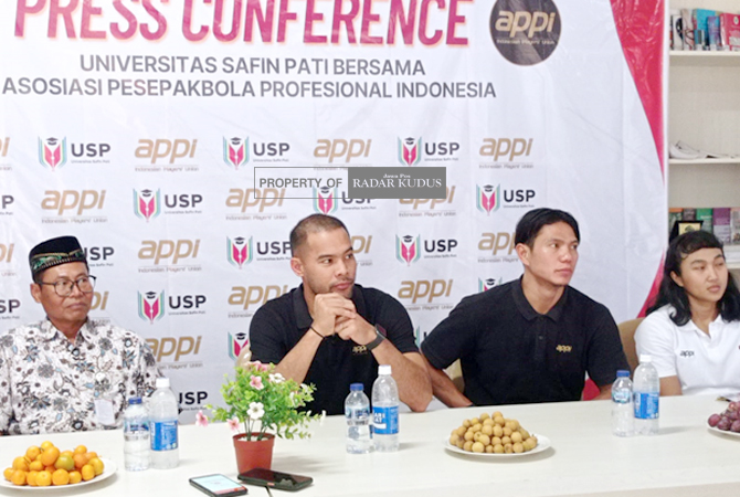 LANJUTKAN STUDY: Presiden APPI Andritany Ardhiyasa bersama Ahmad Jufriyanto dalam konferensi pers di Universitas Safin Pati kemarin. (ACHMAD ULIL ALBAB/RADAR KUDUS)