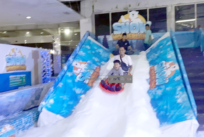 SERUUU: Anak-anak asik bermain salju di Snow Wonderland di KEM Kudus baru-baru ini. (INDAH SUSANTI/RADAR KUDUS)
