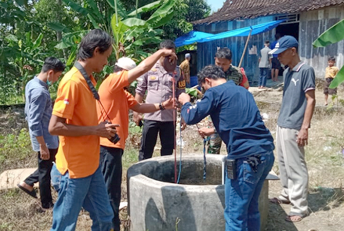 OLAH TKP: Anggota Inavis Polres Grobogan melakukan oleh TKP di sumur tempat kejadian bocah tenggelam di Desa Sedangharjo, Kecamatan Karangrayung, kemarin. (SIROJUL MUNIR/RADAR KUDUS)