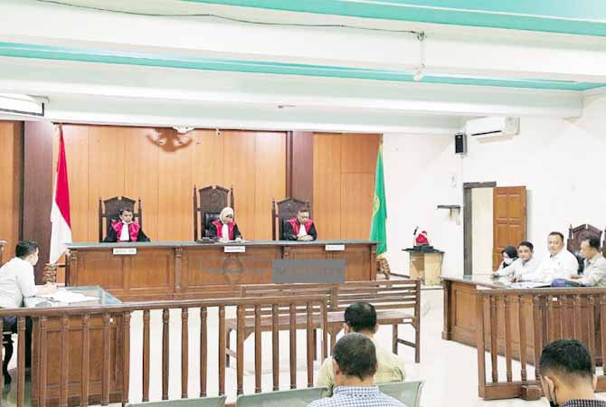 TAK TERIMA: Sidang pembacaan gugatan mantan bendahara YP UMK Lilik Riyanto berlangsung di PN Kudus. (GALIH ERLAMBANG W/ RADAR KUDUS)