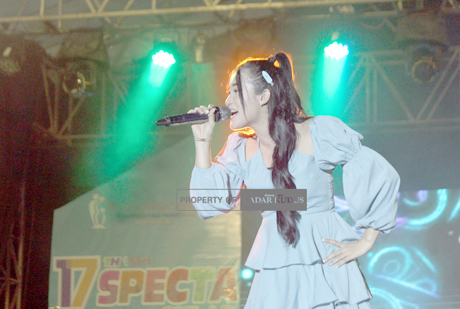 MENGHIBUR: Penampilan Yeni Inka dalam konser 17 tahun Spektacular RS Keluarga Sehat (KSH) di halaman Stadion Joyokusumo kemarin malam. (ACHMAD ULIL ALBAB/RADAR KUDUS)