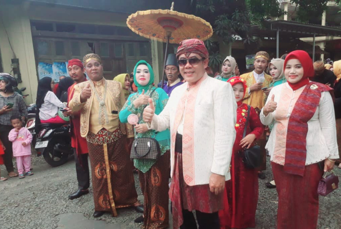 APRESIASI: Agus Sutisna, Ketua Komisi A DPRD Kabupaten Jepara, yang merupakan warga Desa Kecapi hadir dalam kirab budaya sekaligus mewakili Ketua DPRD, bersama unsur forum komunikasi Kecamatan Tahunan (Forkopimcam) Kabupaten Jepara baru-bau ini. (ISTIMEWA