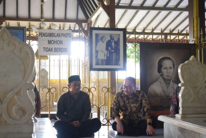 ZIARAH: Ketua ANRI Imam Gunarto (kiri) menyempatkan diri berziarah ke makam RA Kartini baru-baru ini. (DINARPUS UNTUK RADAR KUDUS)